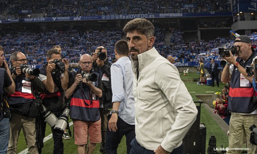 Paunovic en el Tartiere en la final contra el Mirandés (La Liga)