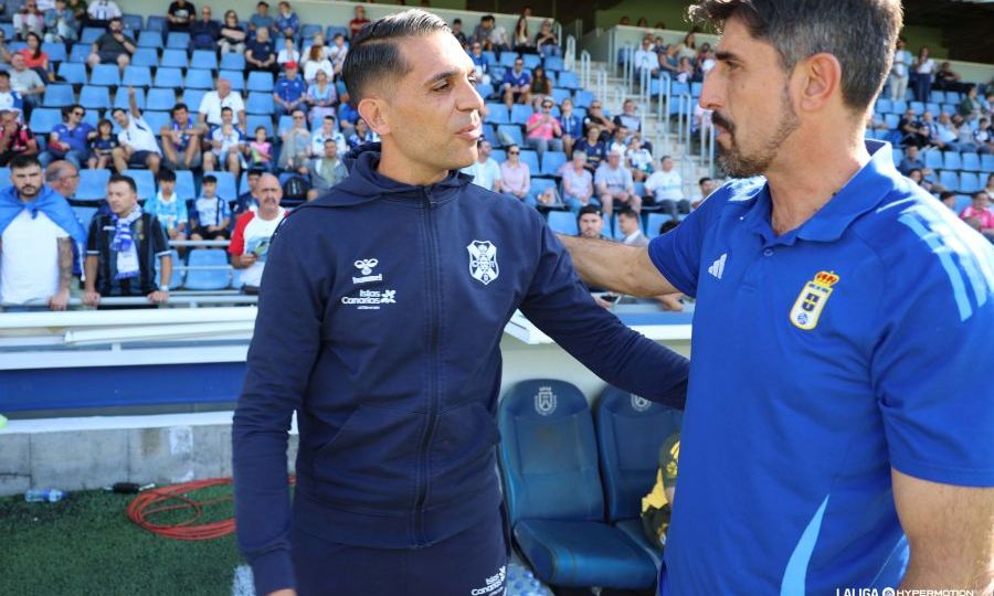 Paunovic saludando a Roberto Perera (La Liga)