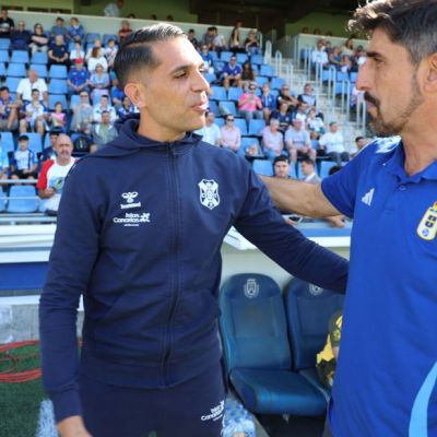 Paunovic saludando a Roberto Perera (La Liga)