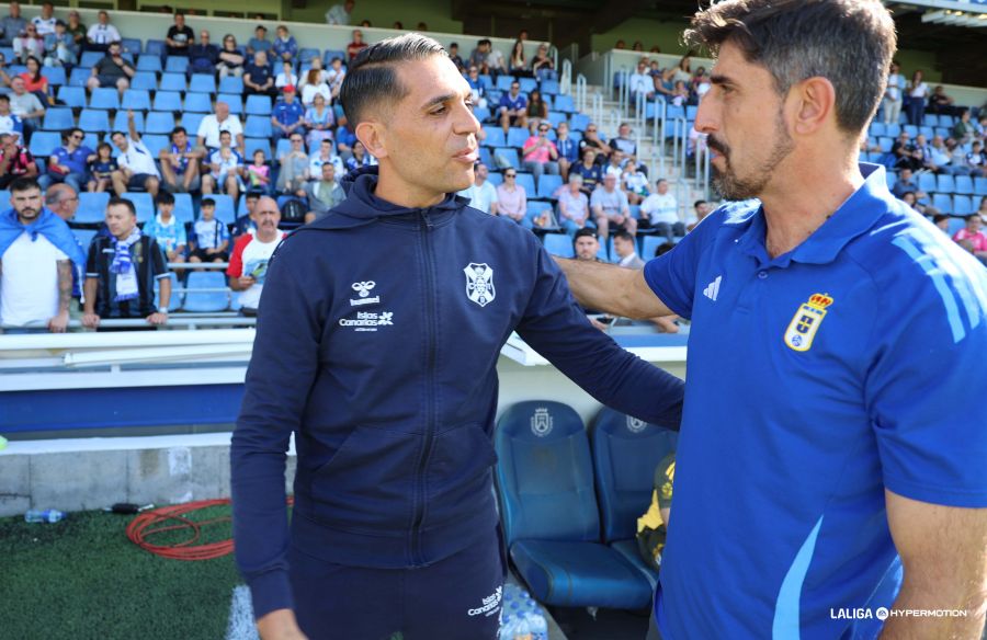 Paunovic saludando a Roberto Perera (La Liga)