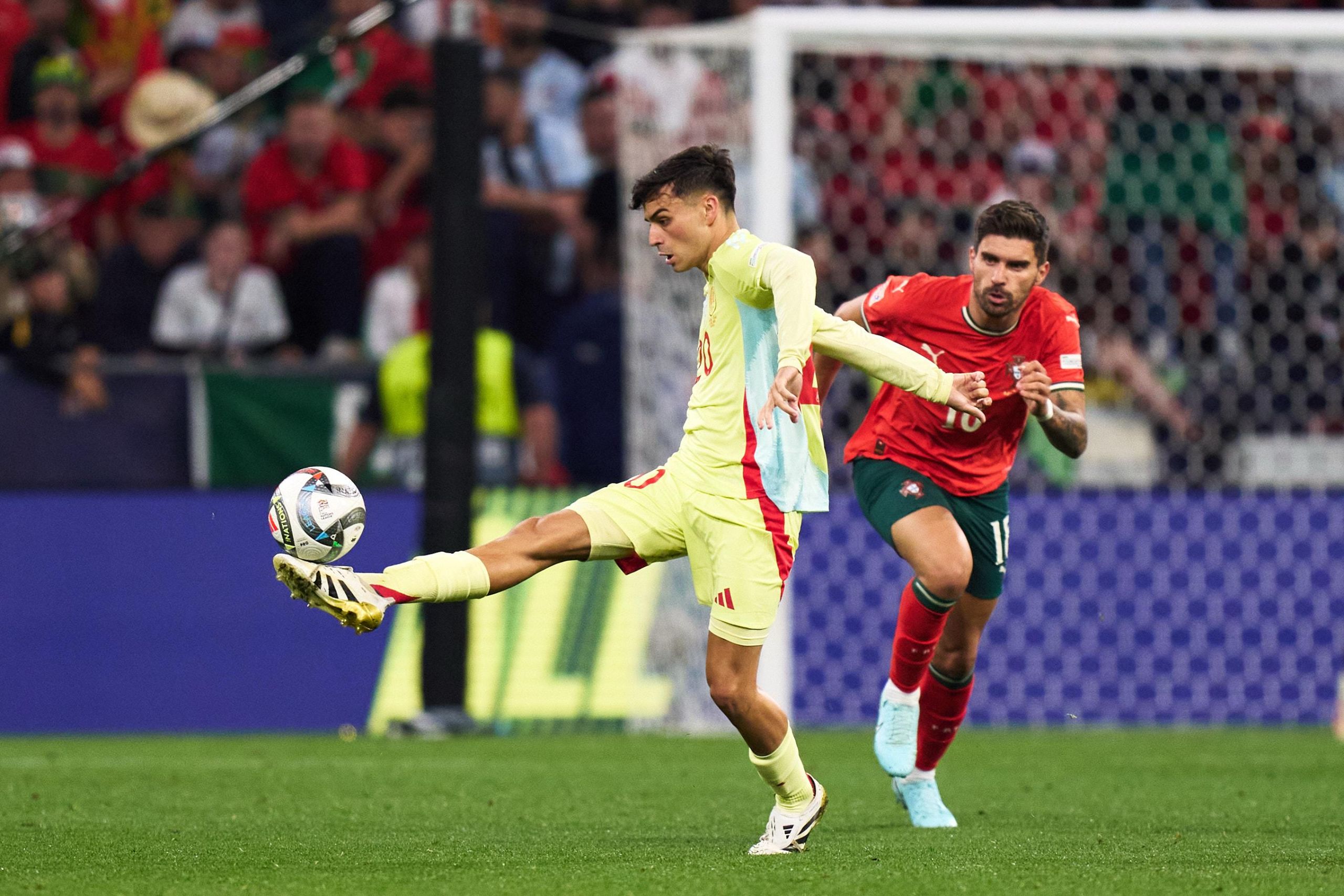 Pedri controla un balón en la final contra Portugal (@SEFÚTBOL).