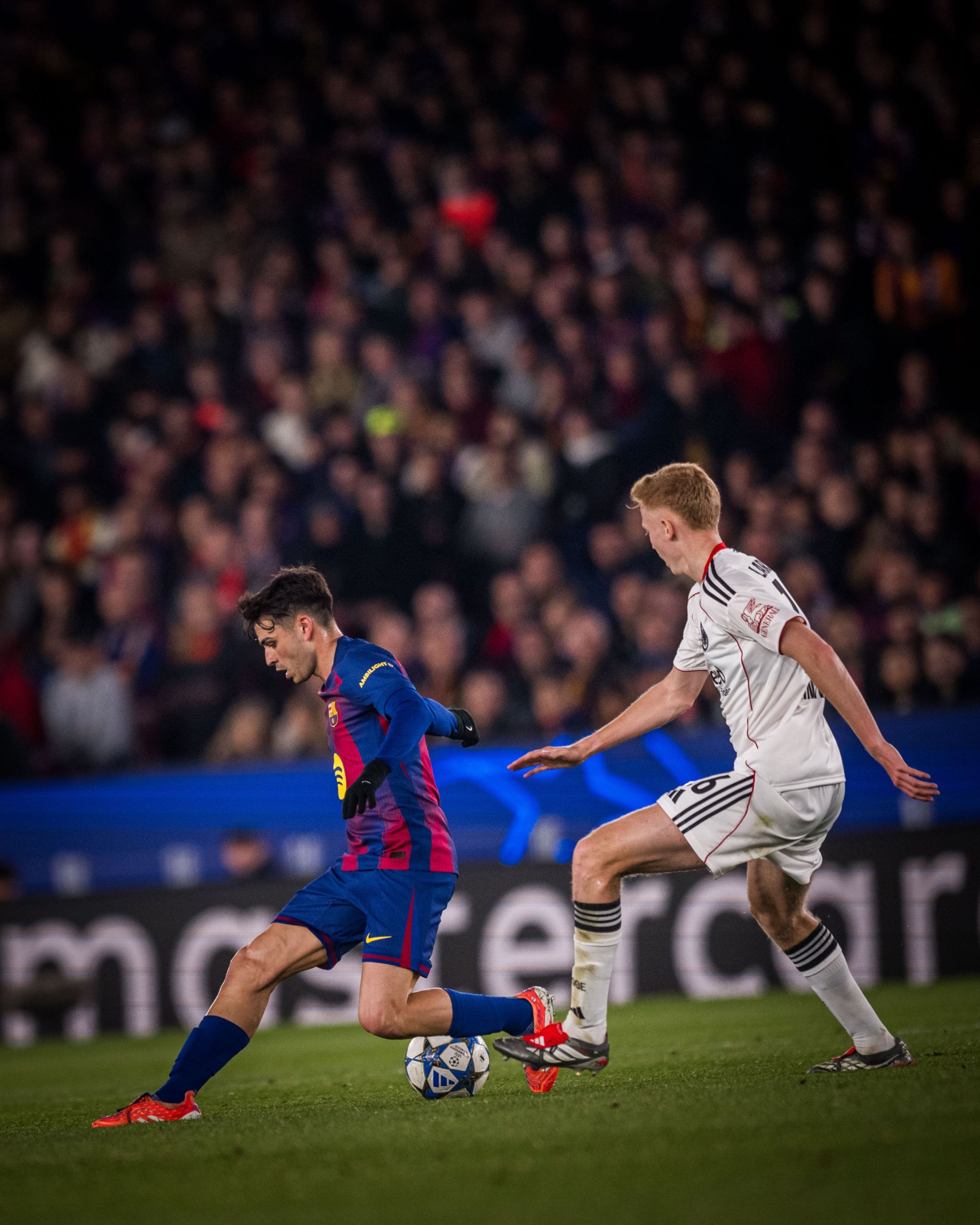 Pedri trata de zafarse de la presión de un rival (@FCBARCELONA_ES).