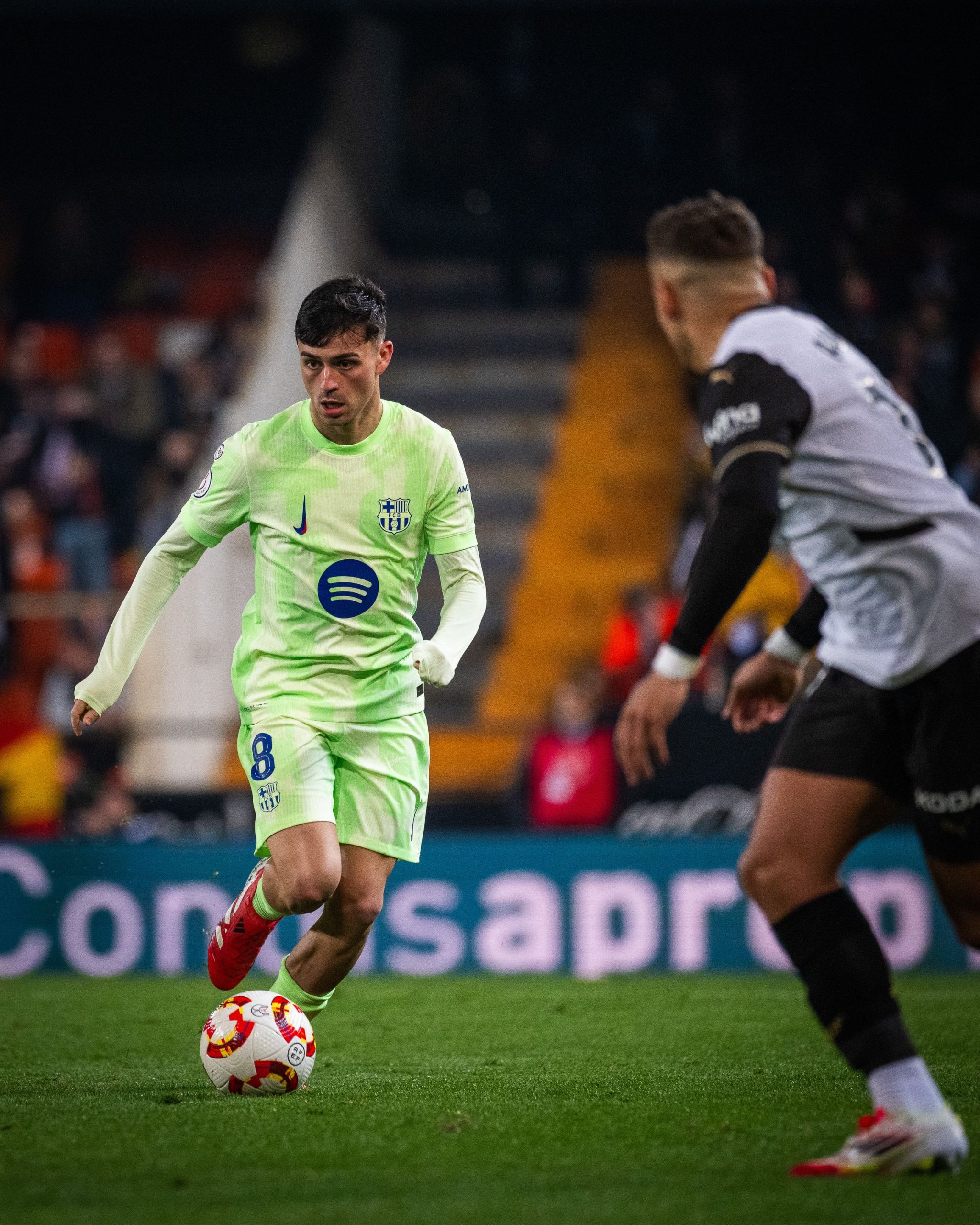 Pedri, en una acción contra el Valencia (@FCBARCELONA).