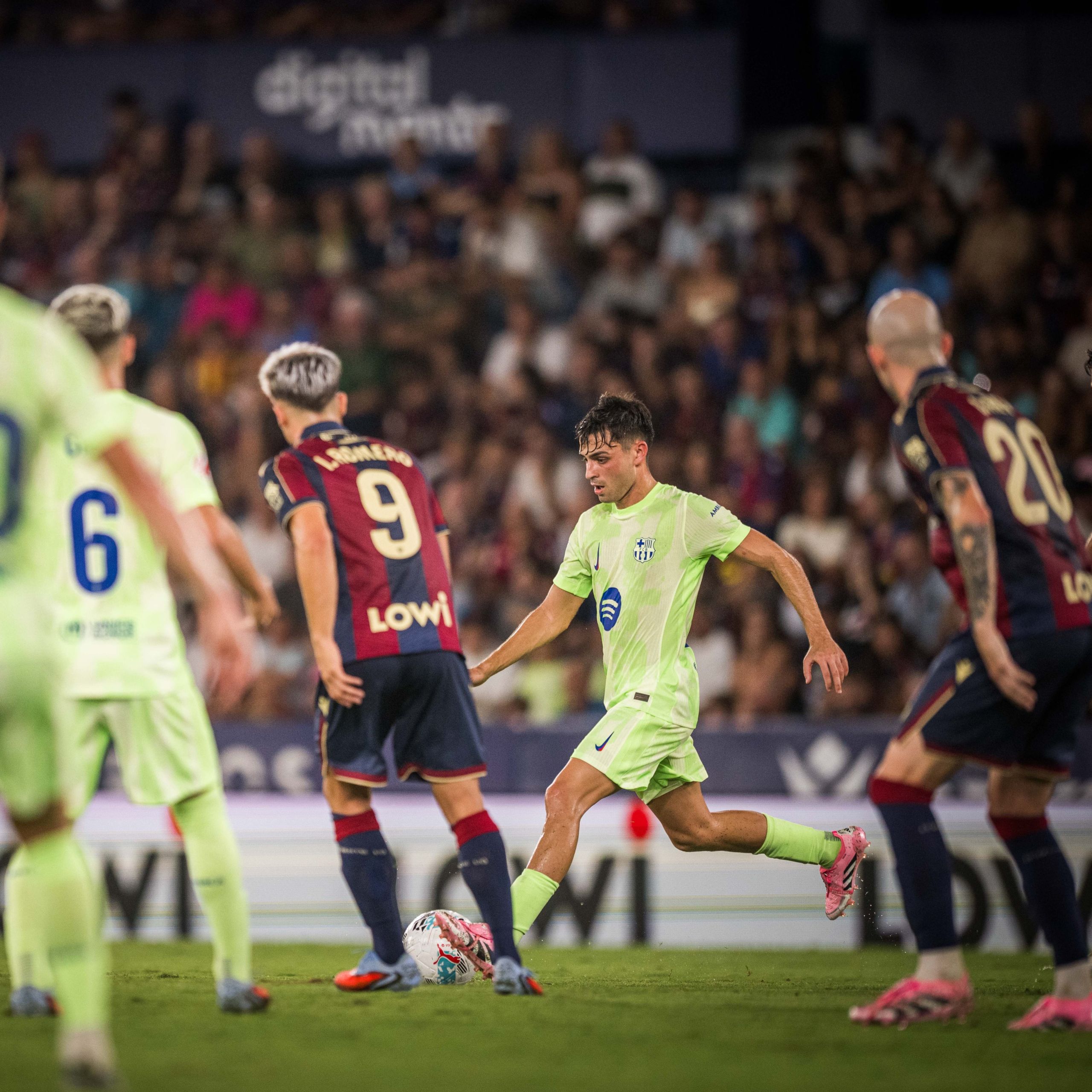 Pedri juega un balón ante la mirada de Iván Romero (@FCBARCELONA_ES).