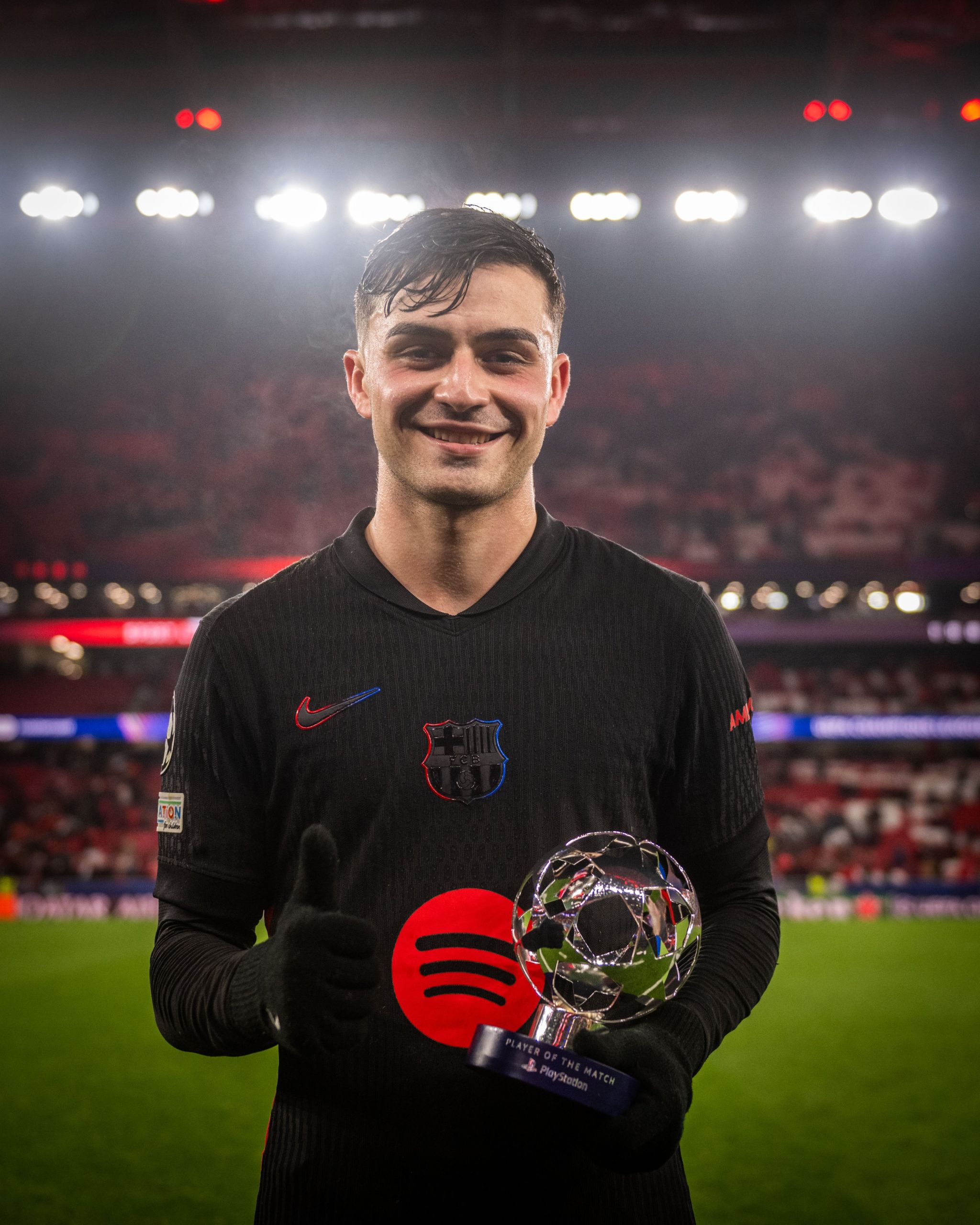 Pedri (@FCBARCELONA).