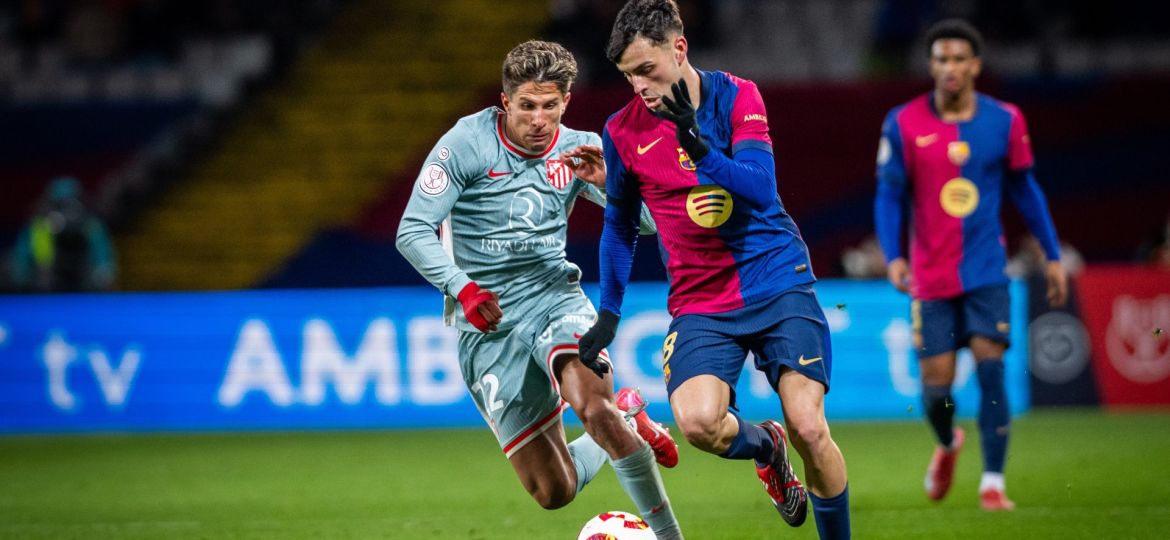 Pedri González disputa un balón con Giuliano Simeone (@FCBarcelona_es)