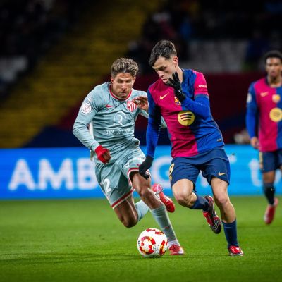 Pedri González disputa un balón con Giuliano Simeone (@FCBarcelona_es)
