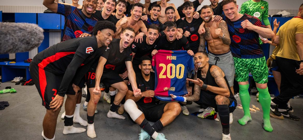 Pedri celebra con su camiseta conmemorativa (@FCBarcelona_es)