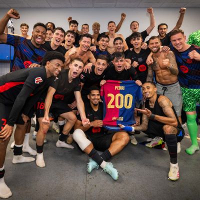 Pedri celebra con su camiseta conmemorativa (@FCBarcelona_es)