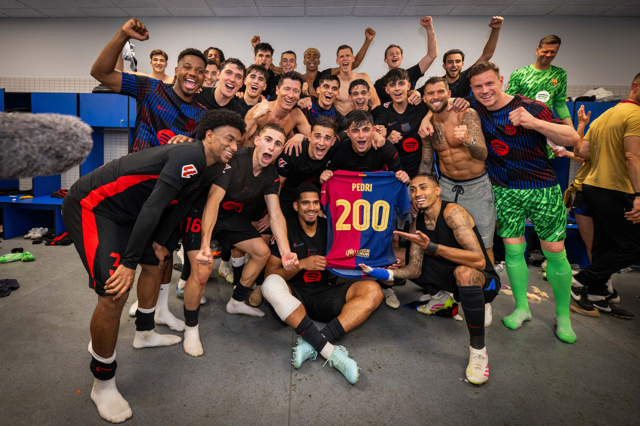 Pedri celebra con su camiseta conmemorativa (@FCBarcelona_es)