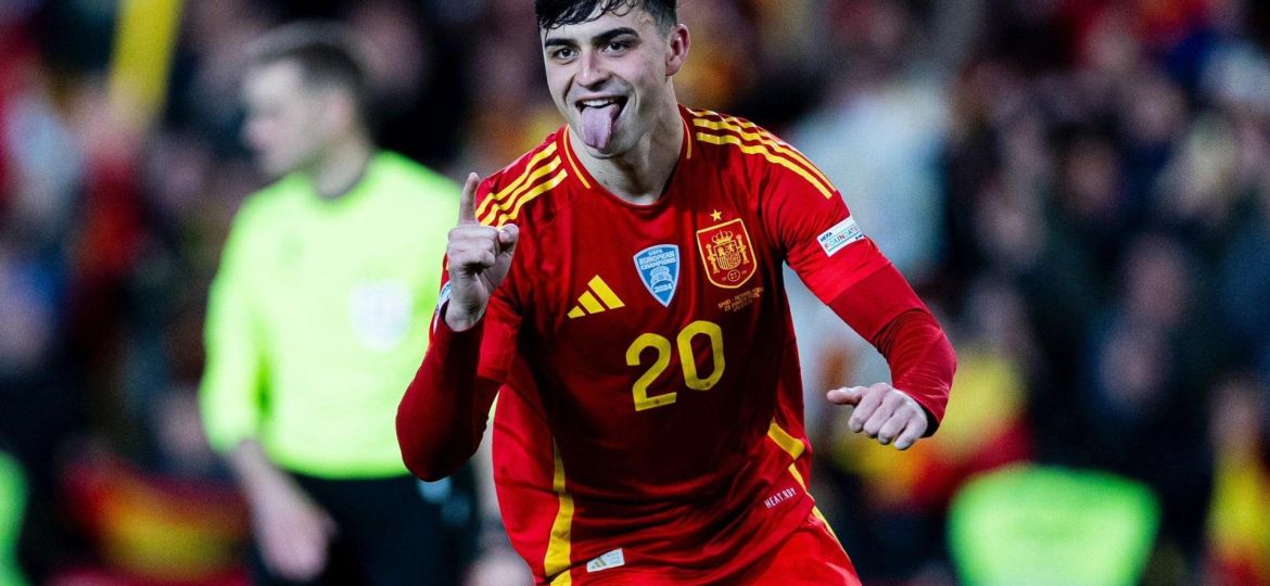 Pedri celebrando después de anotar el penalti (@SEFutbol)