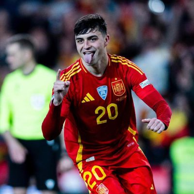 Pedri celebrando después de anotar el penalti (@SEFutbol)