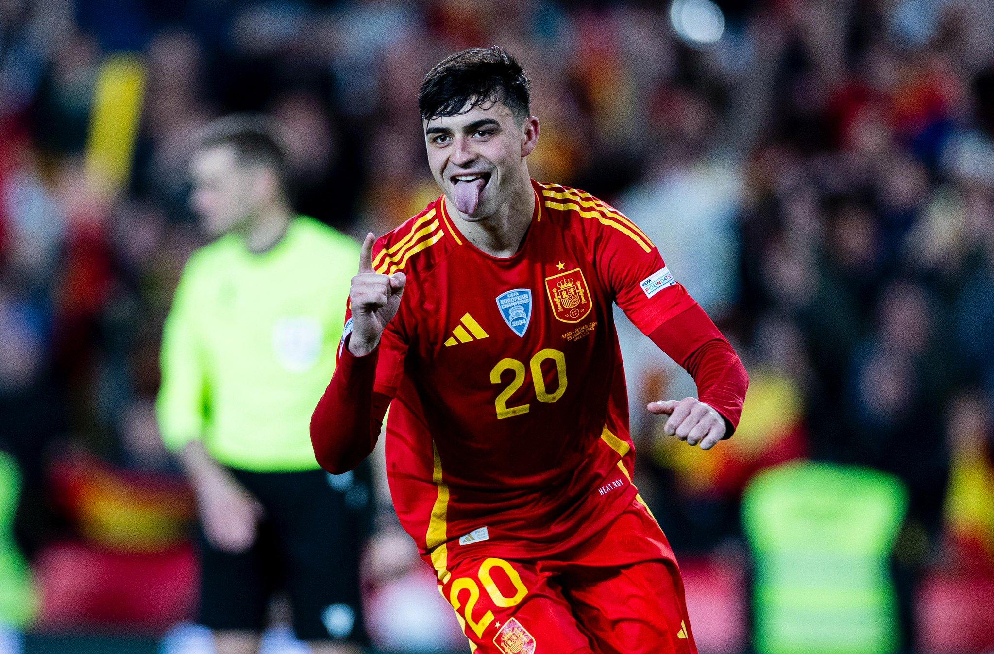 Pedri celebrando después de anotar el penalti (@SEFutbol)