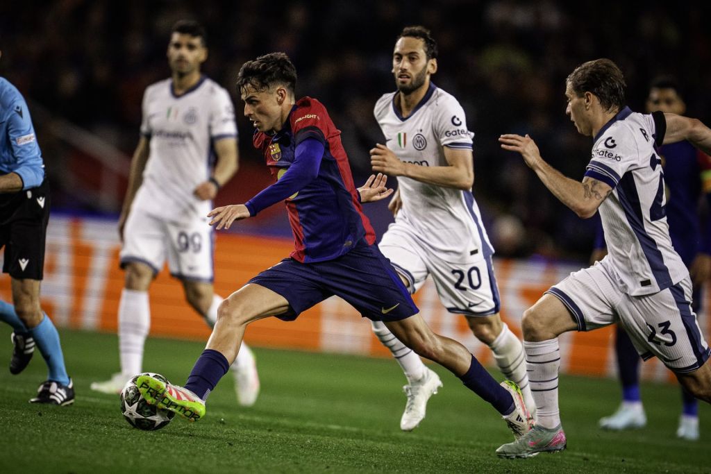 Pedri conduce el balón ante los jugadores del Inter (@Pedri)