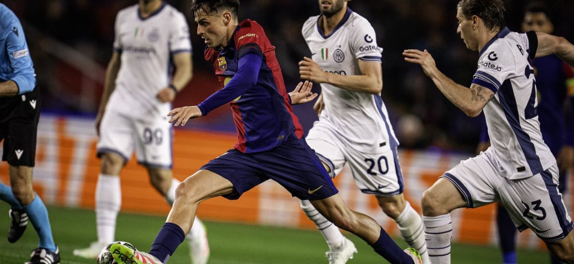 Pedri conduce el balón ante los jugadores del Inter (@Pedri)