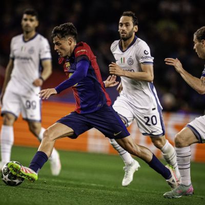 Pedri conduce el balón ante los jugadores del Inter (@Pedri)