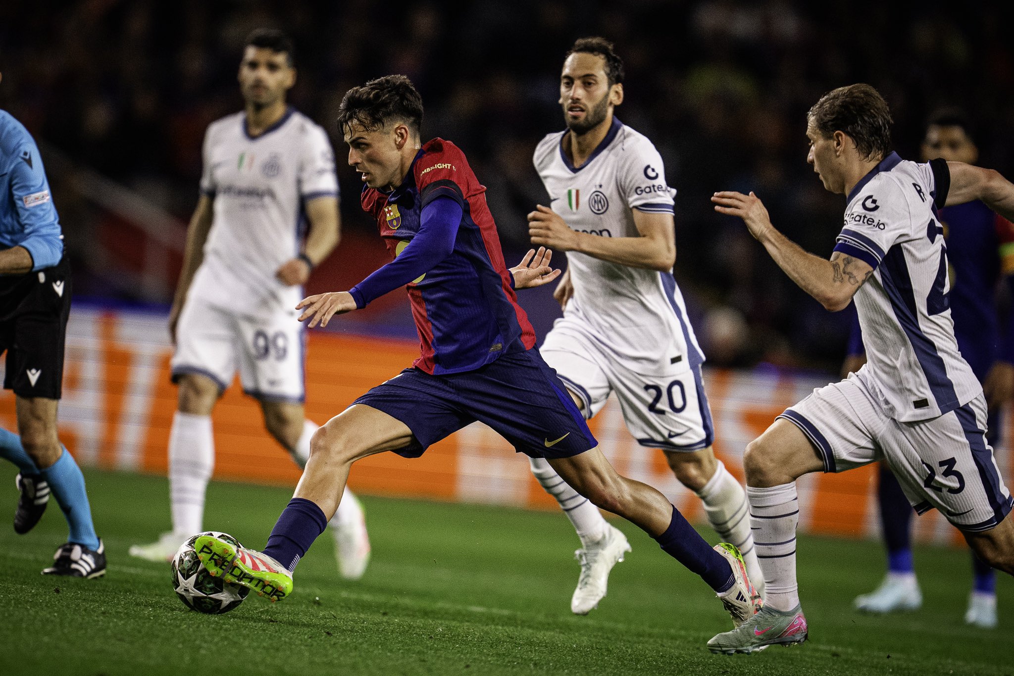 Pedri conduce el balón ante los jugadores del Inter (@Pedri)