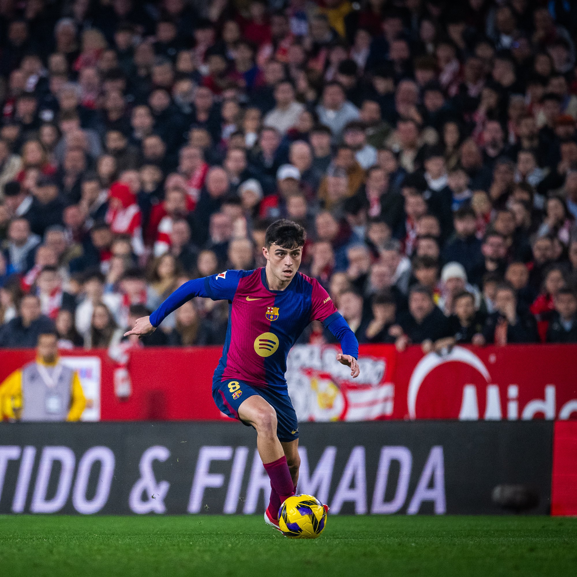 Pedri en el césped del Sánchez Pizjuán (@FCBarcelona_es)