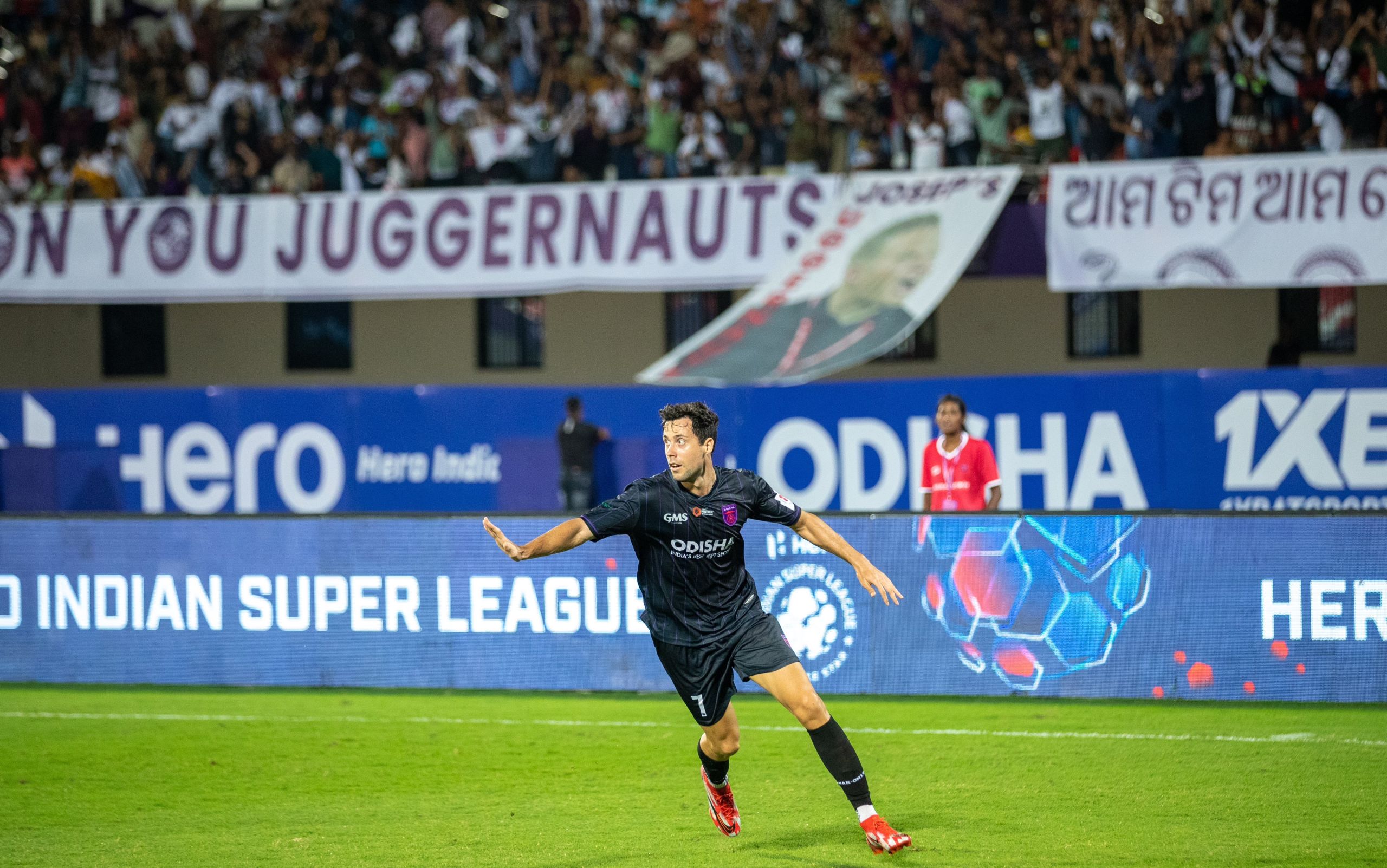 Pedro Martín jugando en la India (@OdishaFC)