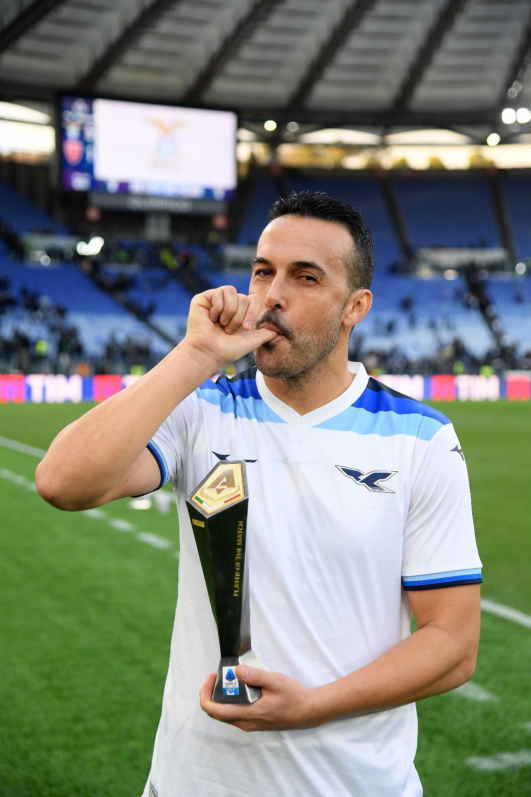 Pedro Rodríguez con el premio a mejor jugador del partido (@_Pedro17_)