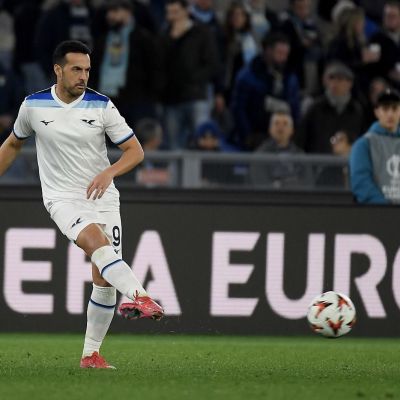 Pedro dando un pase en Europa League (@_Pedro17_)