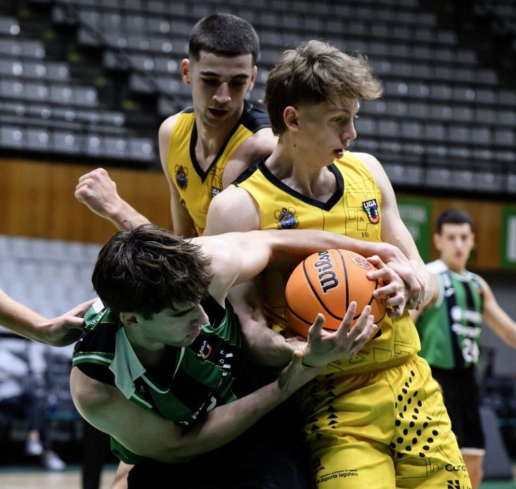Pelea por el balón en el Joventut - CB Canarias (ACB Media / David Grau)