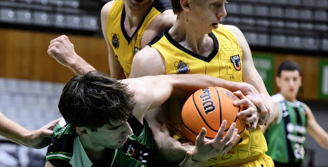 Pelea por el balón en el Joventut - CB Canarias (ACB Media / David Grau)