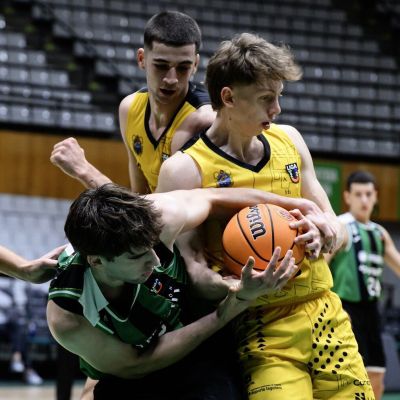 Pelea por el balón en el Joventut - CB Canarias (ACB Media / David Grau)