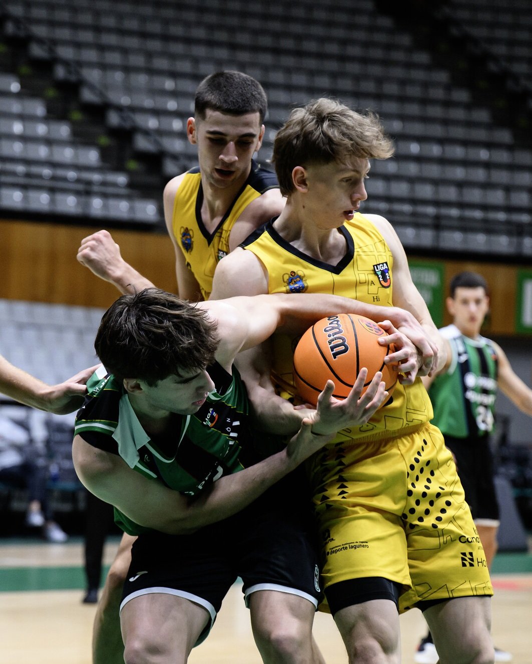 Pelea por el balón en el Joventut - CB Canarias (ACB Media / David Grau)