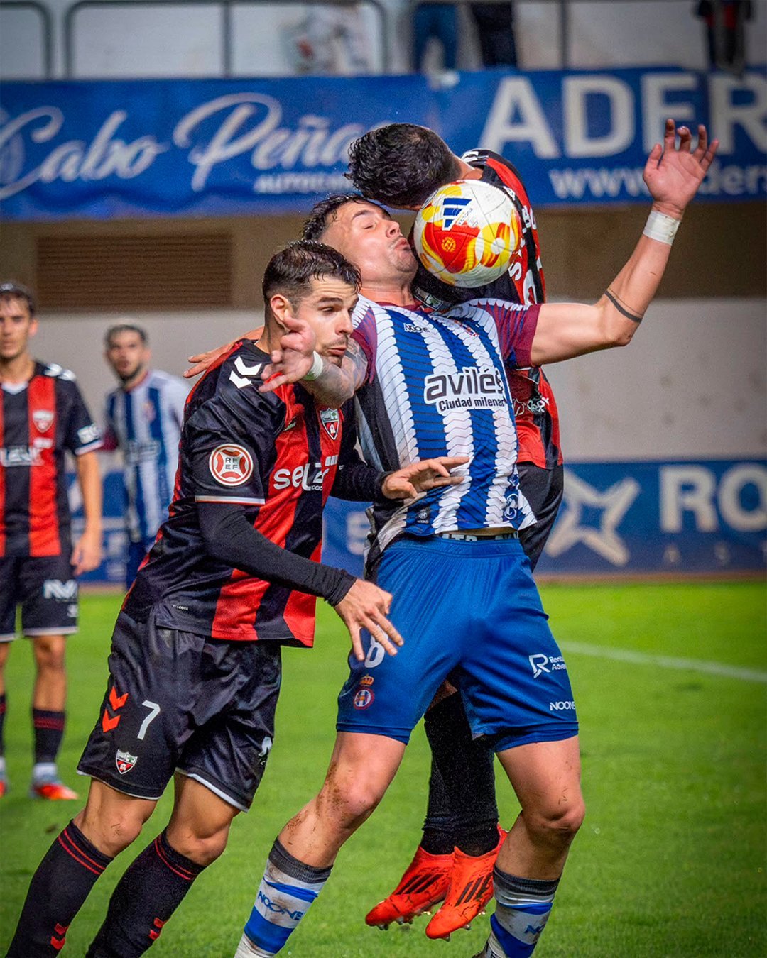 Pelea por un balón aéreo en el Arenas - Real Avilés (@arenas_club1909 /  psanchez_fotografia)