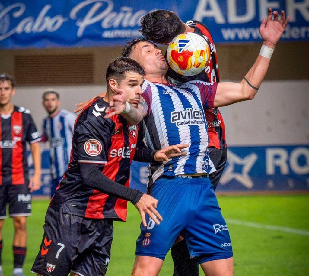 Pelea por un balón aéreo en el Arenas - Real Avilés (@arenas_club1909 /  psanchez_fotografia)