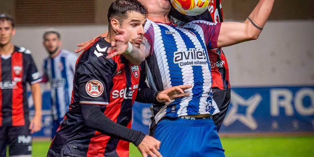 Pelea por un balón aéreo en el Arenas - Real Avilés (@arenas_club1909 /  psanchez_fotografia)