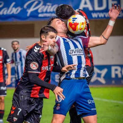 Pelea por un balón aéreo en el Arenas - Real Avilés (@arenas_club1909 /  psanchez_fotografia)