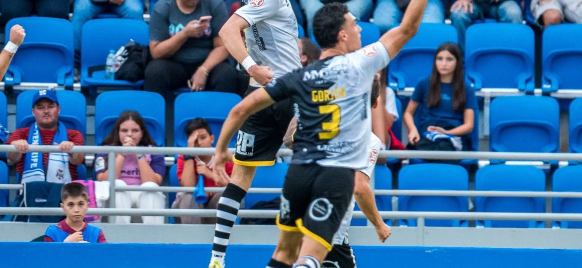 Pere Marco celebrando su gol en el Heliodoro (Unionistas CF)