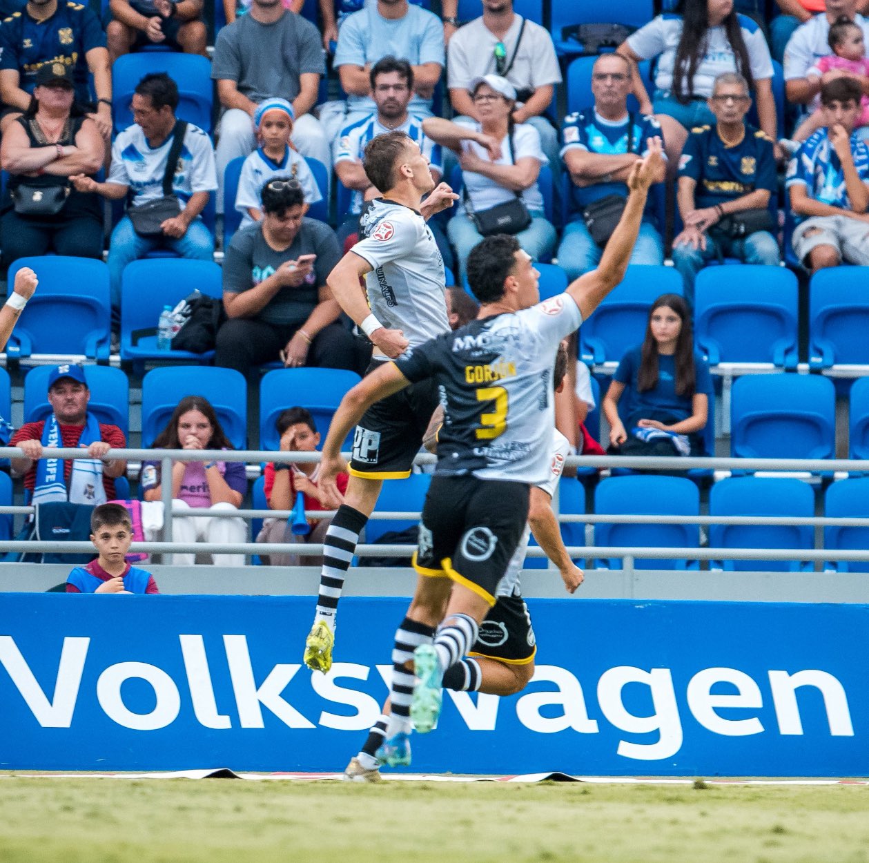 Pere Marco celebrando su gol en el Heliodoro (Unionistas CF)