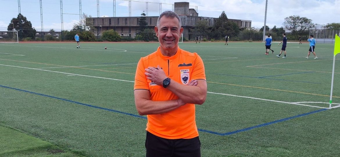 Pérez Lima dirigiendo un partido universitario (@PrezLima)