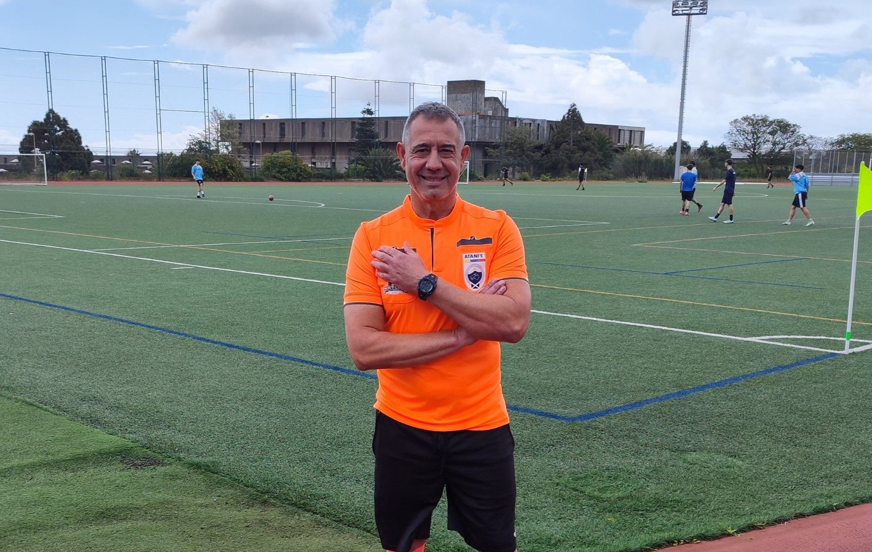 Pérez Lima dirigiendo un partido universitario (@PrezLima)