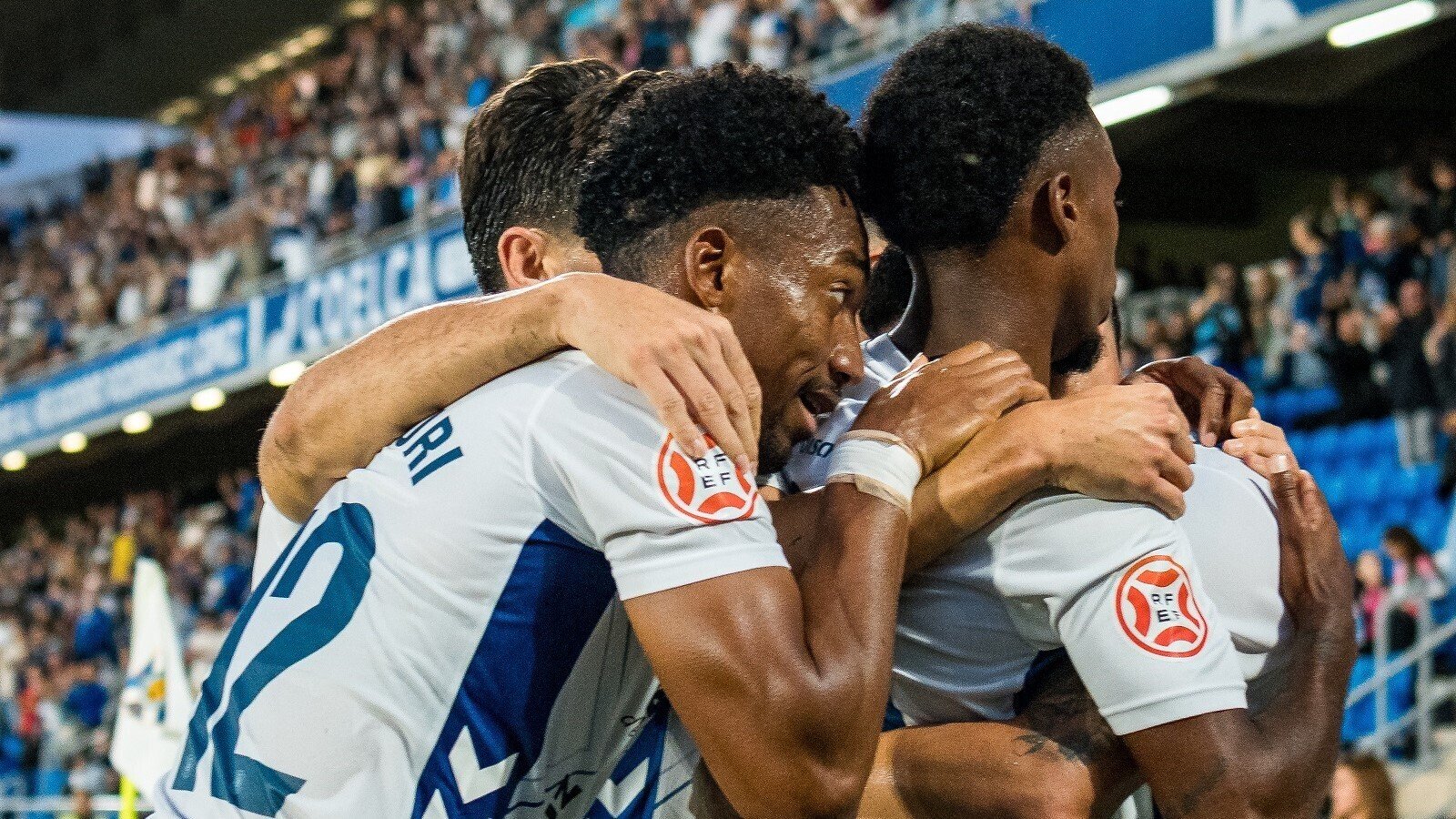 Piña blanquiazul para celebrar el gol contra el Arenteiro (CD Tenerife)