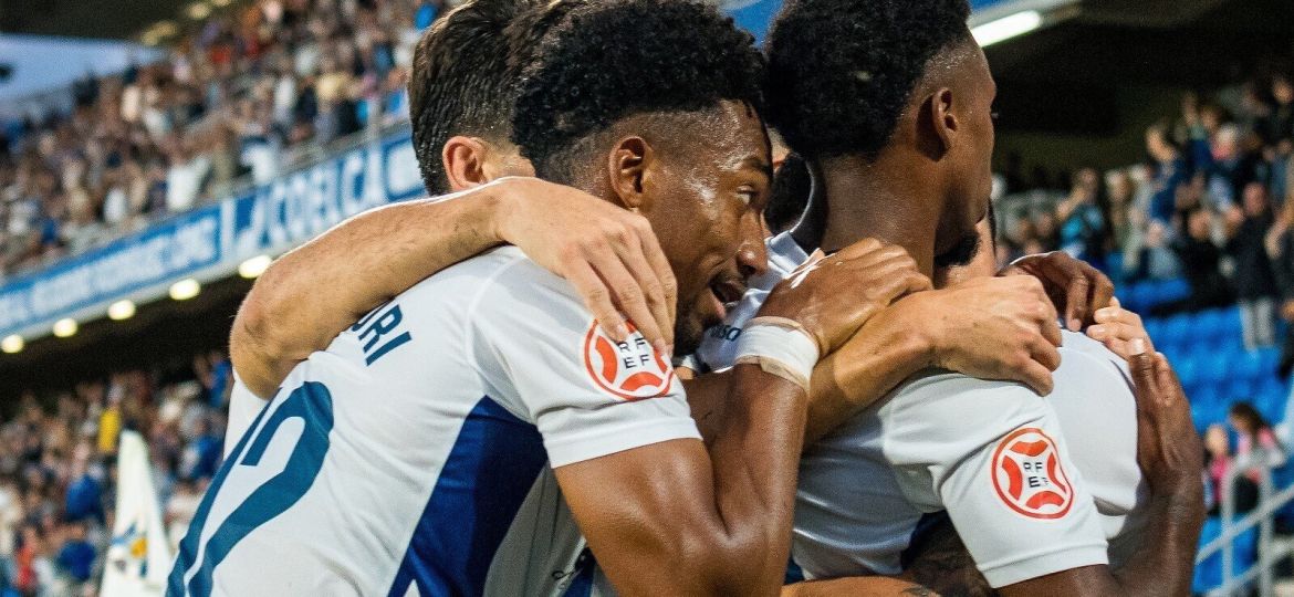 Piña blanquiazul para celebrar el gol contra el Arenteiro (CD Tenerife)