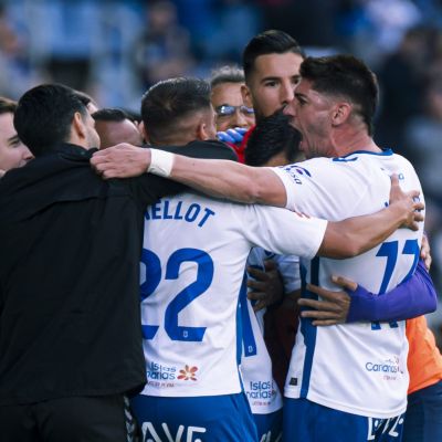 Piña blanquiazul para celebrar uno de los goles al Cádiz (CD Tenerife / San Acosta)