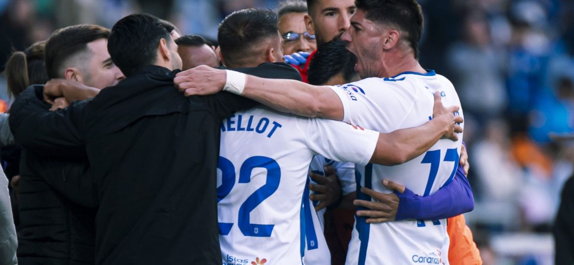 Piña blanquiazul para celebrar uno de los goles al Cádiz (CD Tenerife / San Acosta)