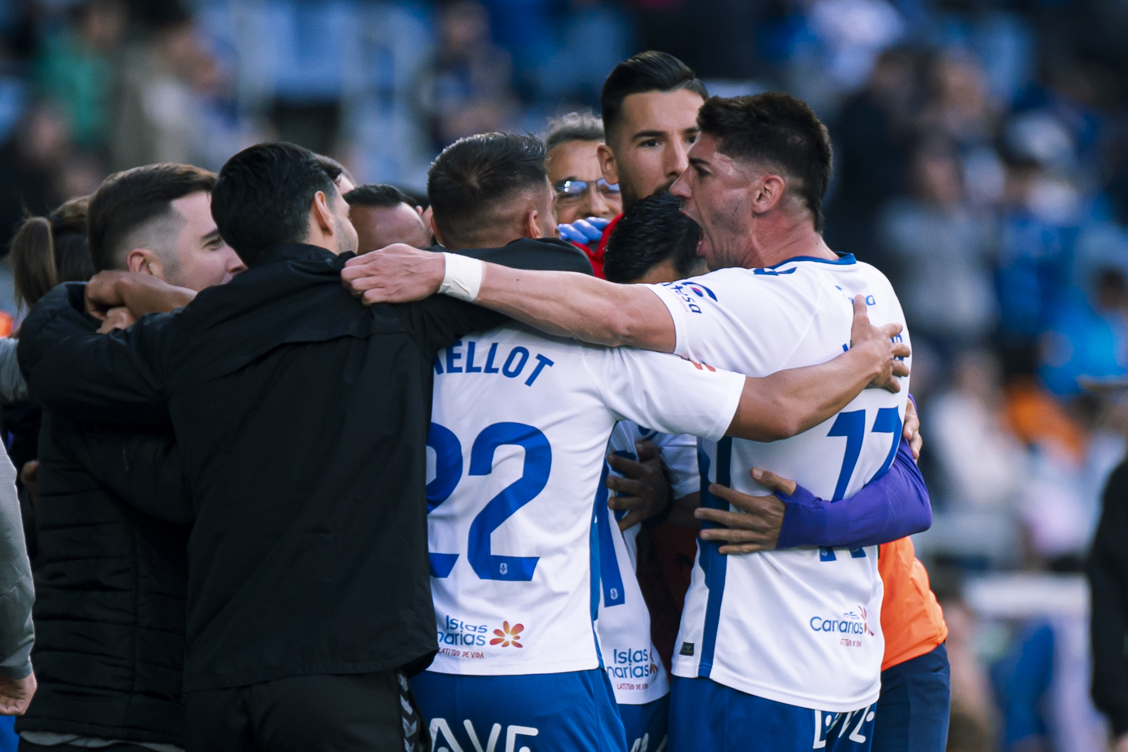 Piña blanquiazul para celebrar uno de los goles al Cádiz (CD Tenerife / San Acosta)