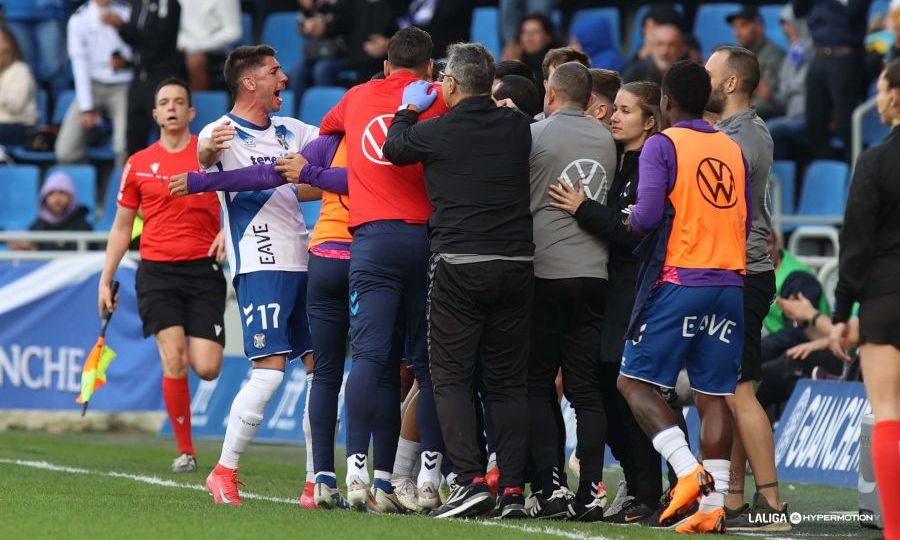 Plantilla y cuerpo técnico celebran el 1-0 al Cádiz (CD Tenerife San Acosta)