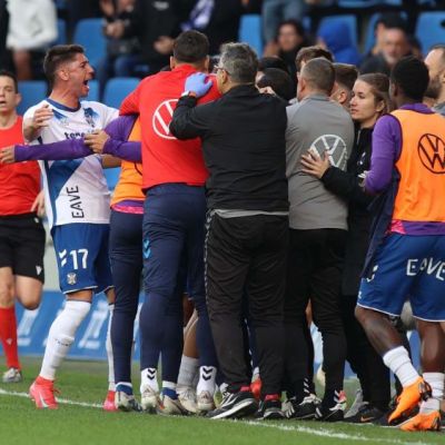Plantilla y cuerpo técnico celebran el 1-0 al Cádiz (CD Tenerife San Acosta)