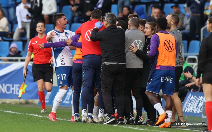 Plantilla y cuerpo técnico celebran el 1-0 al Cádiz (CD Tenerife San Acosta)