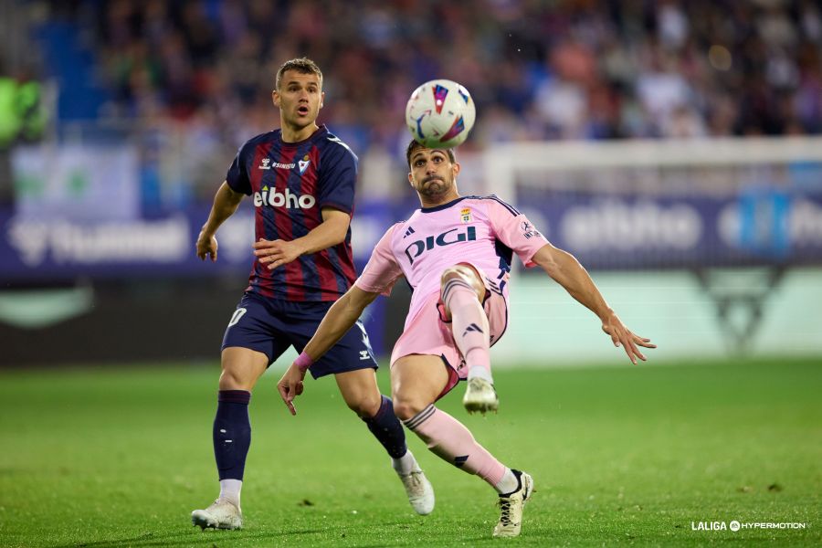 Pomares puja por un balón ante Aketxe (LALIGA).
