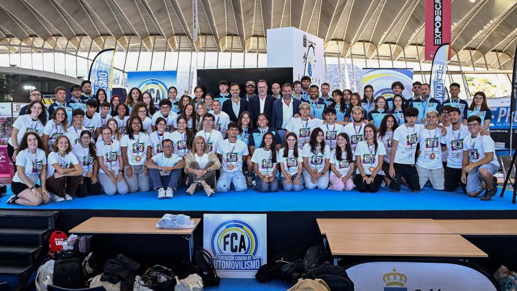 Presentación Automovilismo Expodeca con los voluntarios de la feria (CEDIDA)