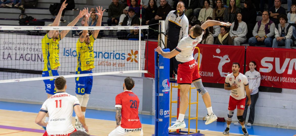 Mateusz Frac al remate contra el CV Guaguas (CEDIDA)