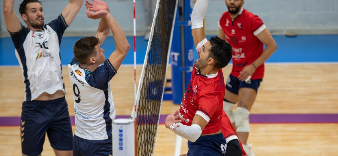 Sergio Noda intenta sumar en el partido de ida ante Palma (CEDIDA)