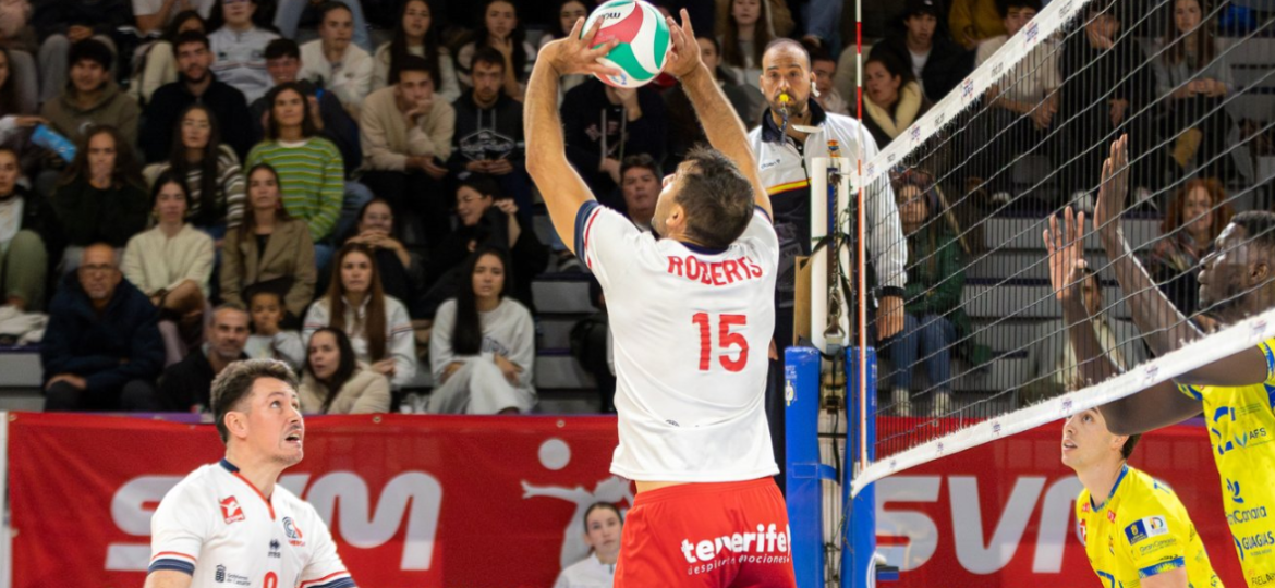 Nacho Roberts colocando un balón (CEDIDA)